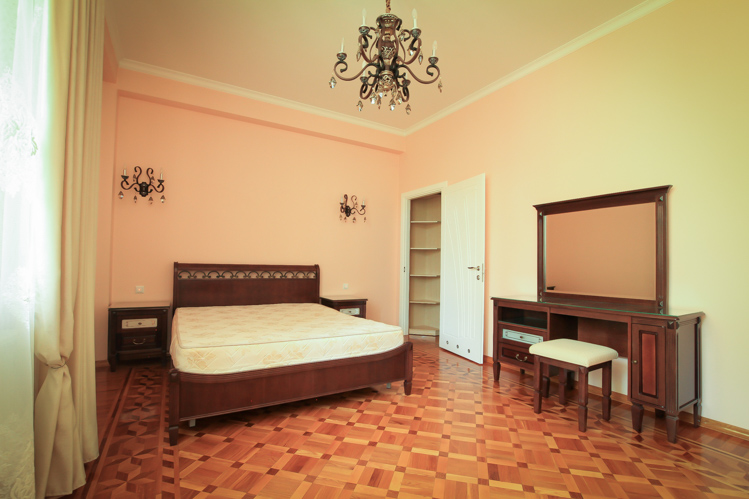 Chirie de lux într-o clădire de elită din centrul Chișinăului: 3 camere, 2 dormitoare, 120 m²